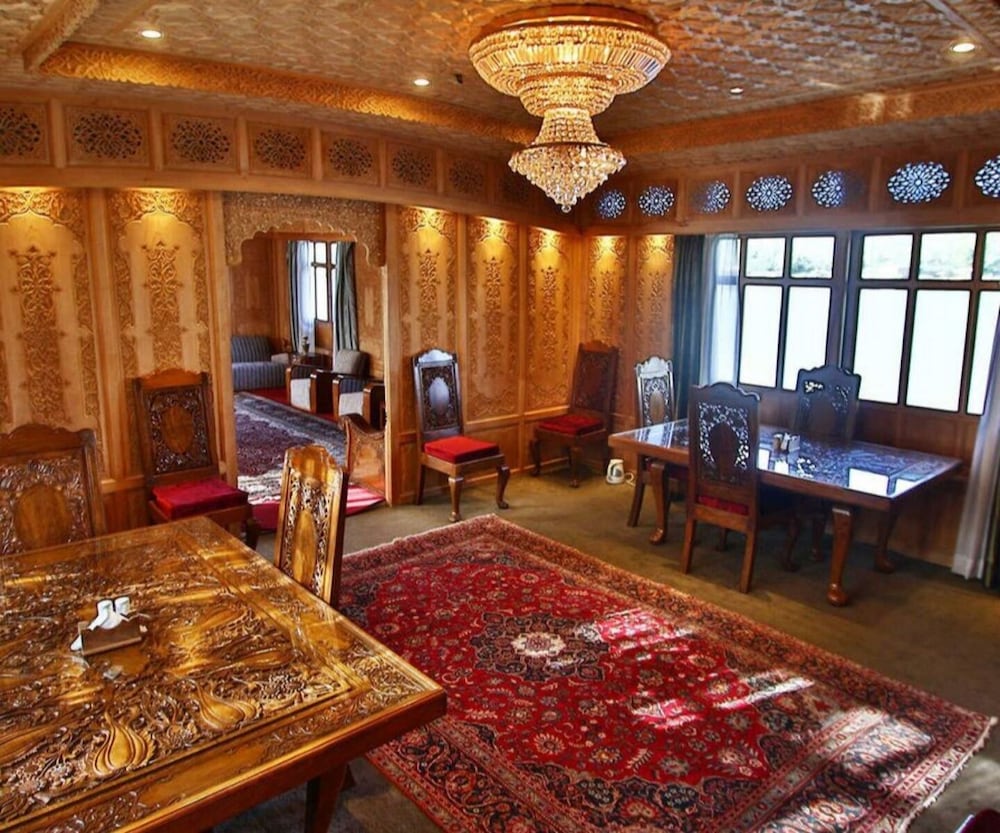 the heritage group of houseboats