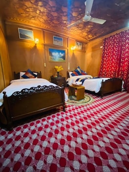 the heritage group of houseboats