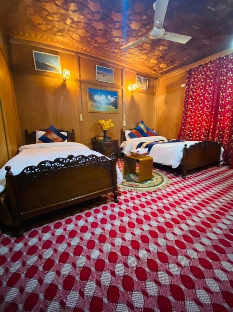 the heritage group of houseboats