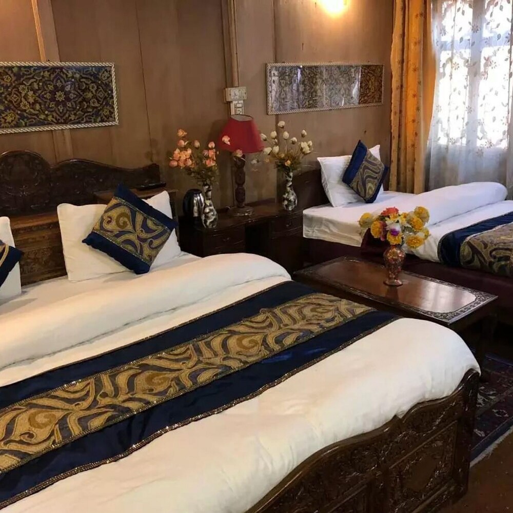 the heritage group of houseboats