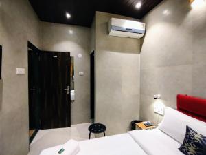 hotel eros near mumbai international airport t2