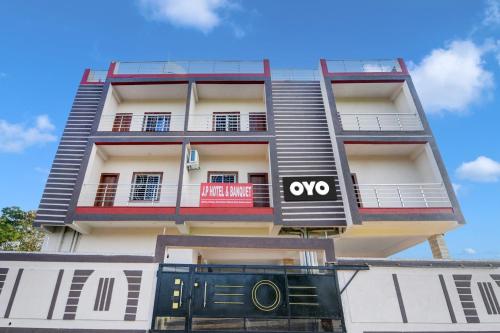 oyo flagship j p hotel and banquet