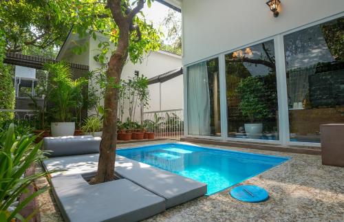 swimup suites with private pool vagator