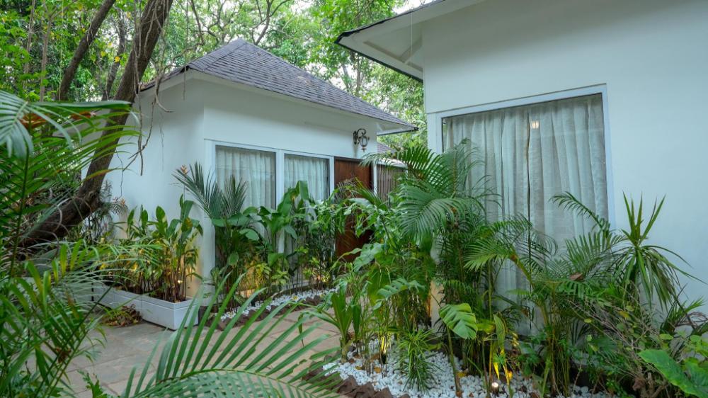 swimup suites with private pool vagator