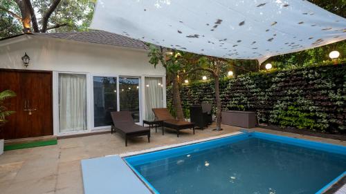 swimup suites with private pool vagator