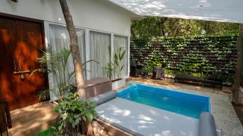 swimup suites with private pool vagator