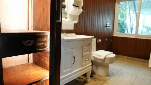 swimup suites with private pool vagator