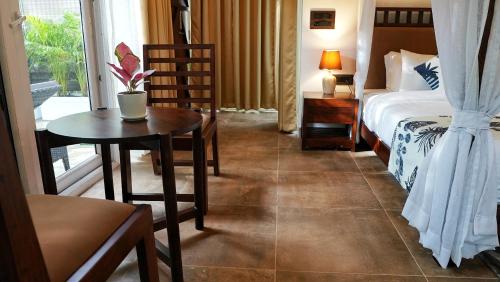 swimup suites with private pool vagator