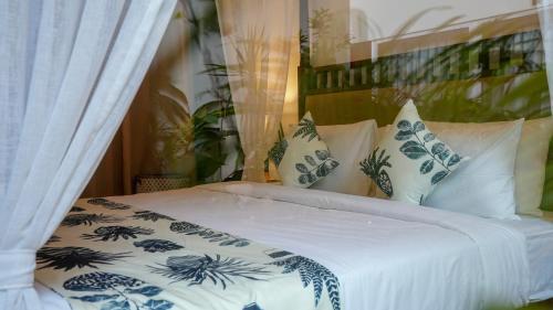 swimup suites with private pool vagator