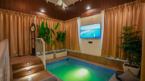 swimup suites with private pool vagator