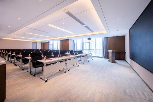 atour hotel wuhan university of technology jiedaokou