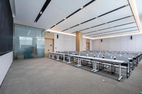 huaihua atour hotel wanda plaza south high speed railway station