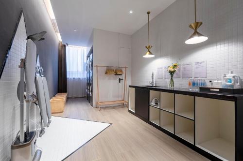 huaihua atour hotel wanda plaza south high speed railway station