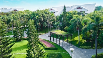 carmelina beach resort