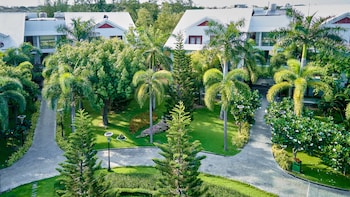 carmelina beach resort