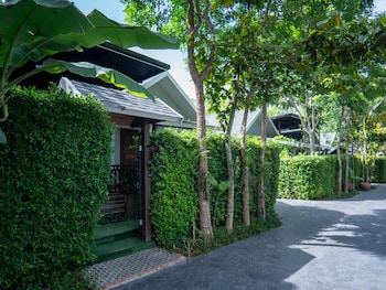 ip plus pool villa pattaya