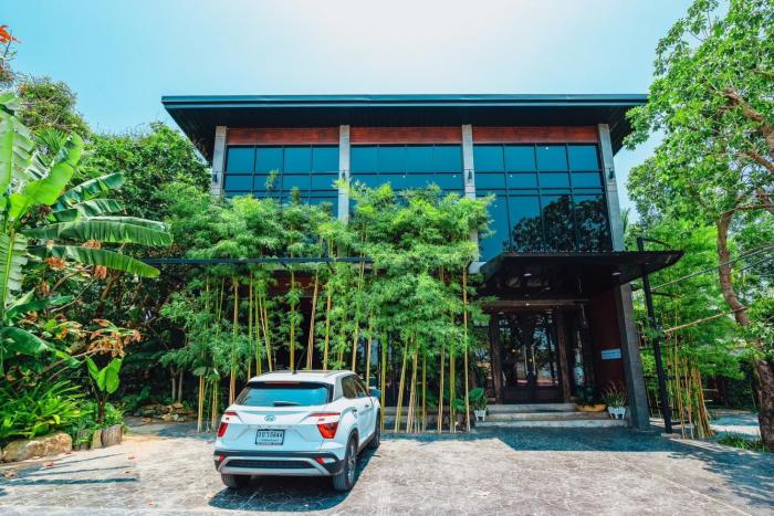 ip plus pool villa pattaya