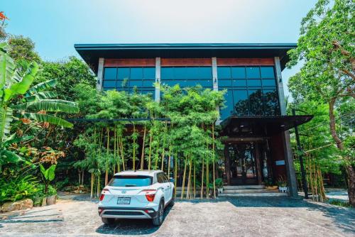 ip plus pool villa pattaya