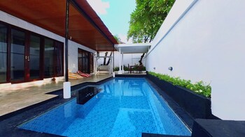 private pool villas in kuta