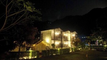 Redfinch Aspen River Resort,Neelkanth Temple,3 star