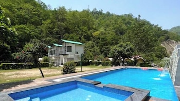 Redfinch Aspen River Resort,Neelkanth Temple,3 star