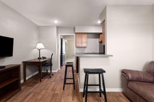 eagles den suites kenedy a travelodge by wyndham