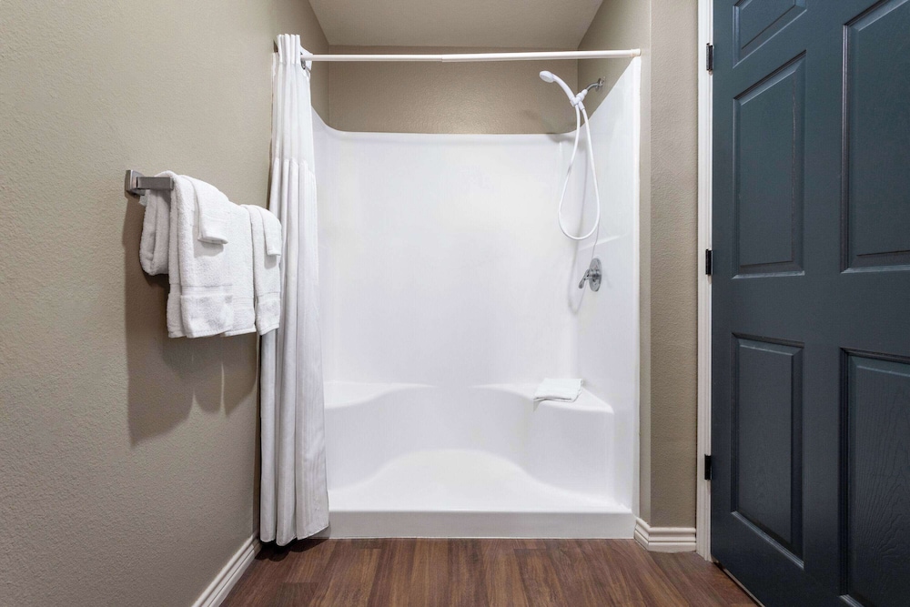 eagles den suites kenedy a travelodge by wyndham