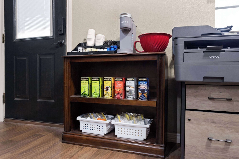 eagles den suites kenedy a travelodge by wyndham