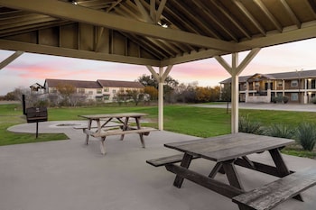 eagles den suites kenedy a travelodge by wyndham