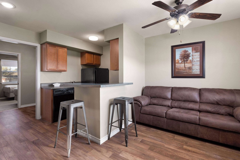 eagles den suites kenedy a travelodge by wyndham