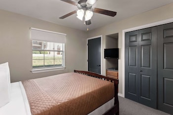 eagles den suites kenedy a travelodge by wyndham