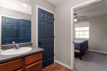 eagles den suites kenedy a travelodge by wyndham