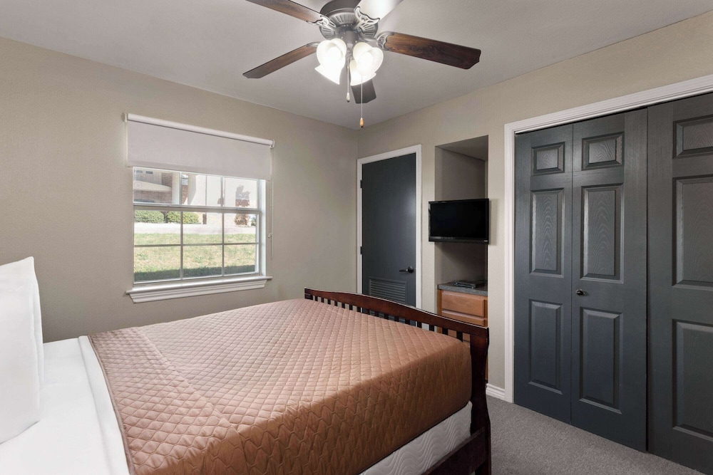 eagles den suites kenedy a travelodge by wyndham