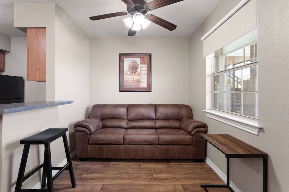 eagles den suites kenedy a travelodge by wyndham