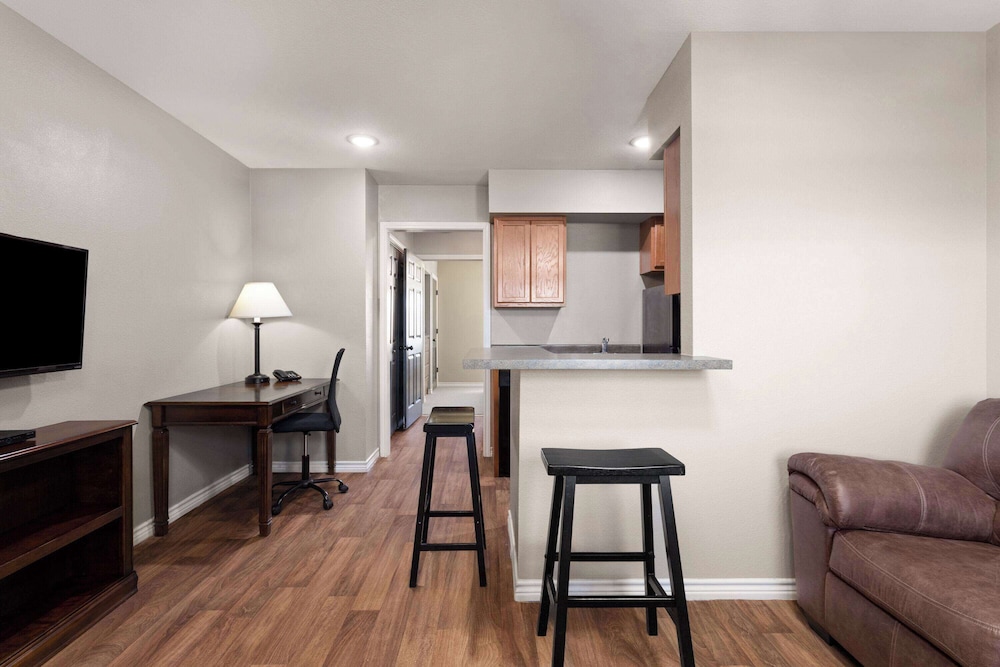 eagles den suites kenedy a travelodge by wyndham