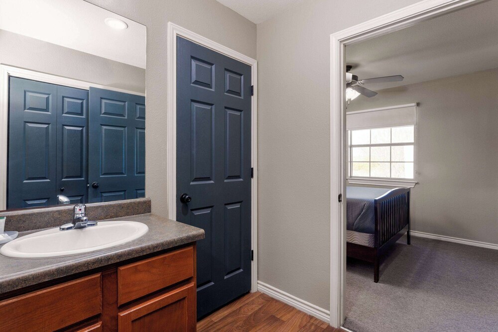 eagles den suites kenedy a travelodge by wyndham