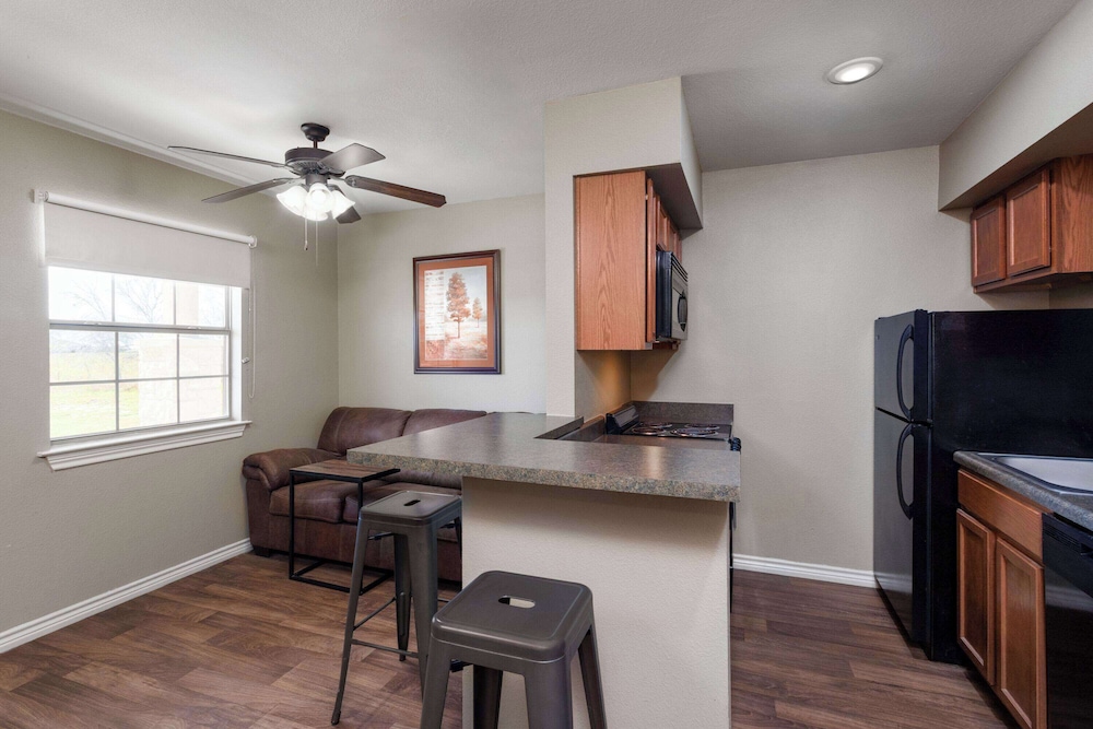 eagles den suites kenedy a travelodge by wyndham