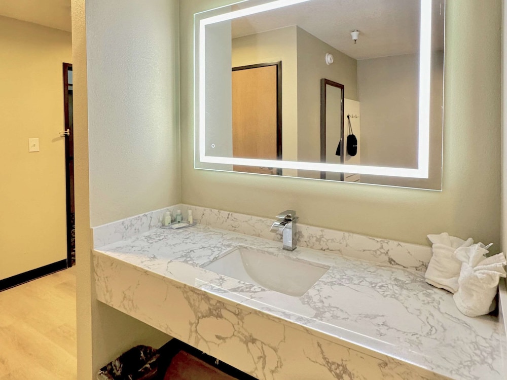 rodeway inn and suites