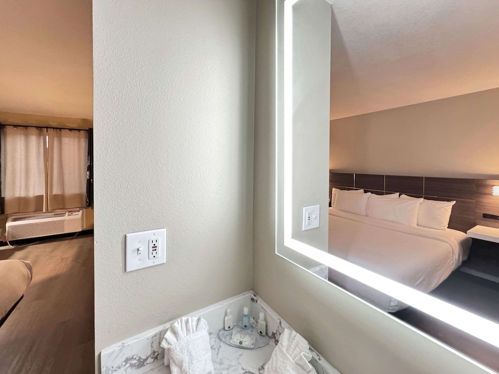 rodeway inn and suites