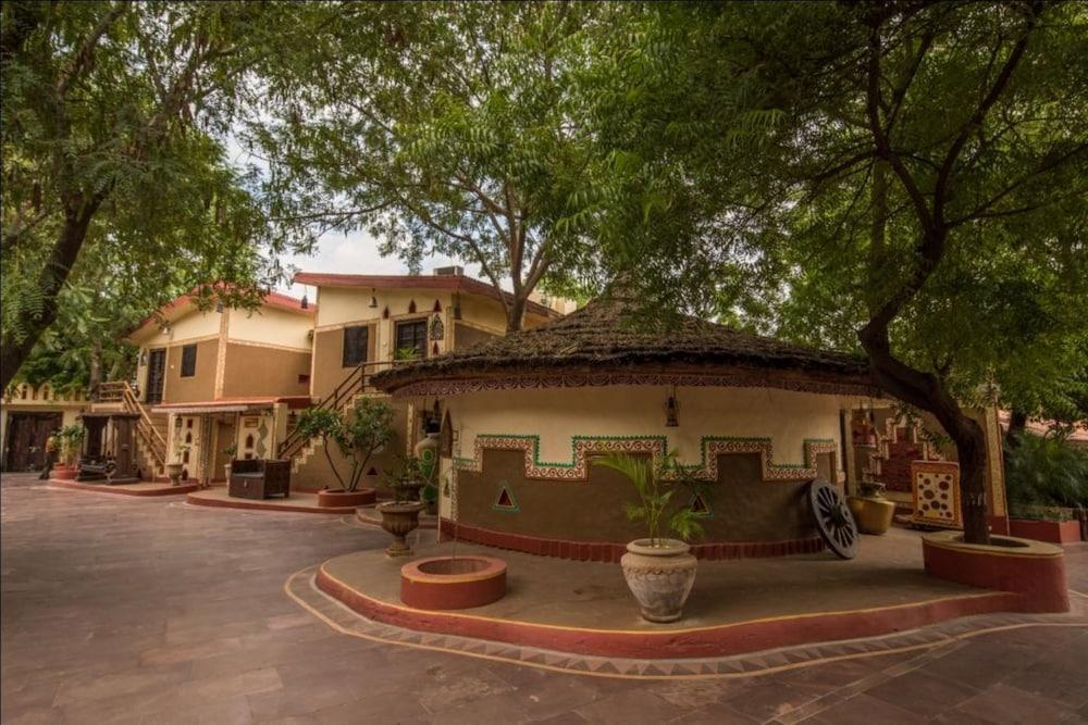 chokhi dhani resort jaipur