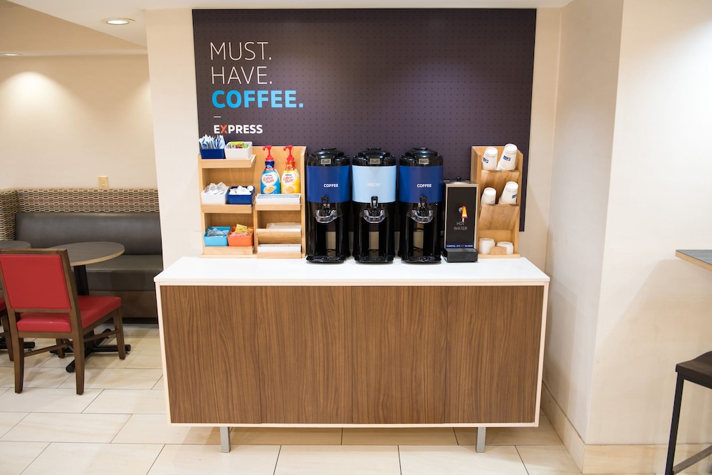 holiday inn express and suites elkhart by ihg