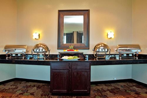 holiday inn new orleans west bank tower an ihg hotel