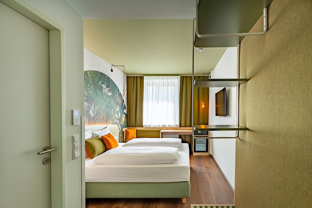 hotel the weekend