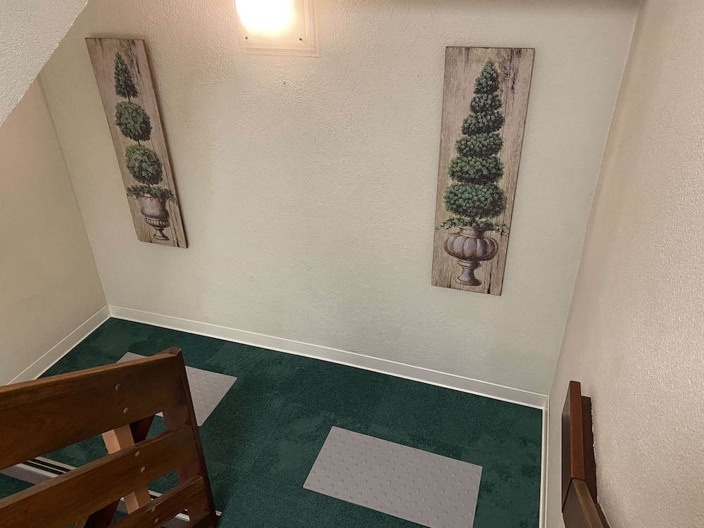 kyriad montpellier aeroport parc expo