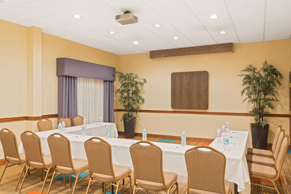 Holiday Inn Express & Suites Lakeland North - I-4,Lakeland - Winter Haven>>Lakeland,3 star