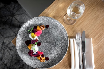 Elite Venue Selection Felbridge - Gatwick,Gatwick>>East Grinstead,4 star