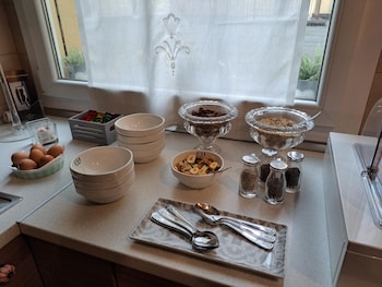 051 room and breakfast