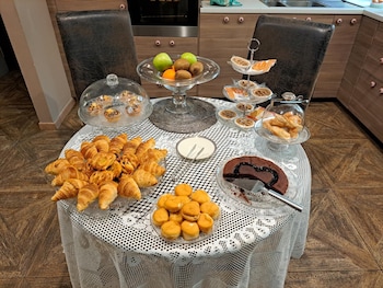 051 room and breakfast