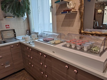 051 room and breakfast