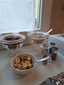 051 room and breakfast